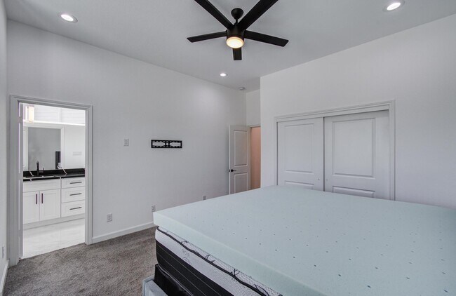 Building Photo - 5905 Crest Ct