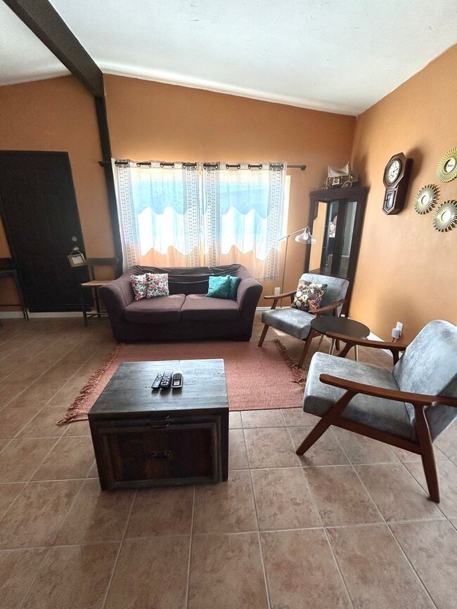 Building Photo - 4 Bedroom 2 Bathroom Home in Quiet Neighborhood