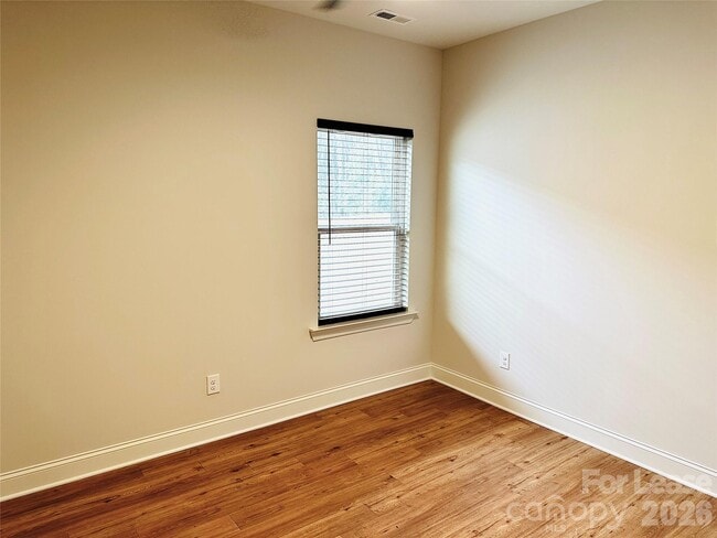 Building Photo - 521 N Linwood Ave