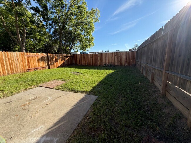 Building Photo - Welcome to this beautifully renovated 2-bedroom, 1-bath home in the desirable Foothill Oaks!