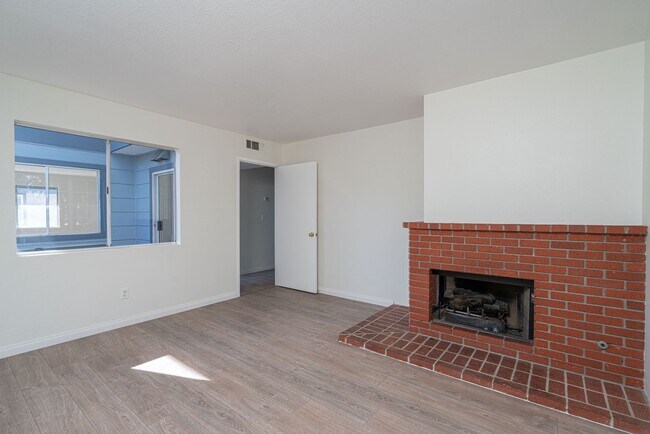 Building Photo - Costa Mesa Townhome with Loft | 2BR, 2.5BA...
