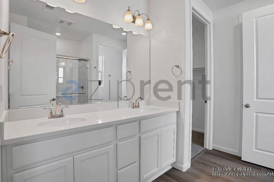 Building Photo - 15474 Hedges Dr