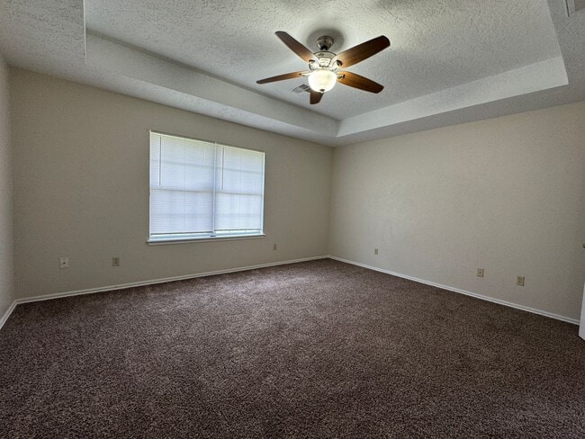 Building Photo - 4010 SE Camelot Dr