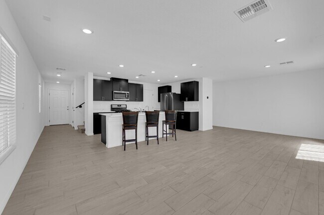 Building Photo - Don't miss out on this beautiful three-bed...