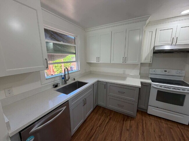 Building Photo - 2261 Hickory Dr