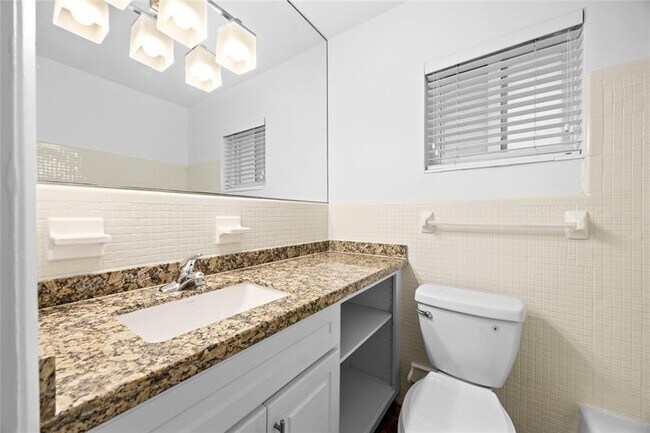 Building Photo - 404 SE 16th St