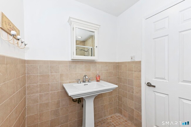 Building Photo - 163 MacGregor Dr