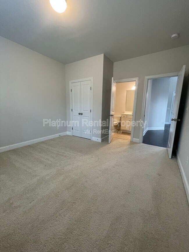 Building Photo - 1825 Dahlia Dr