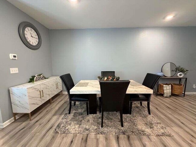 Building Photo - 7565 Knoll Hollow Rd