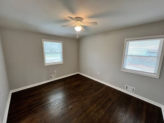 Building Photo - Inviting 3 Bedroom Home with Garage & Storage Space