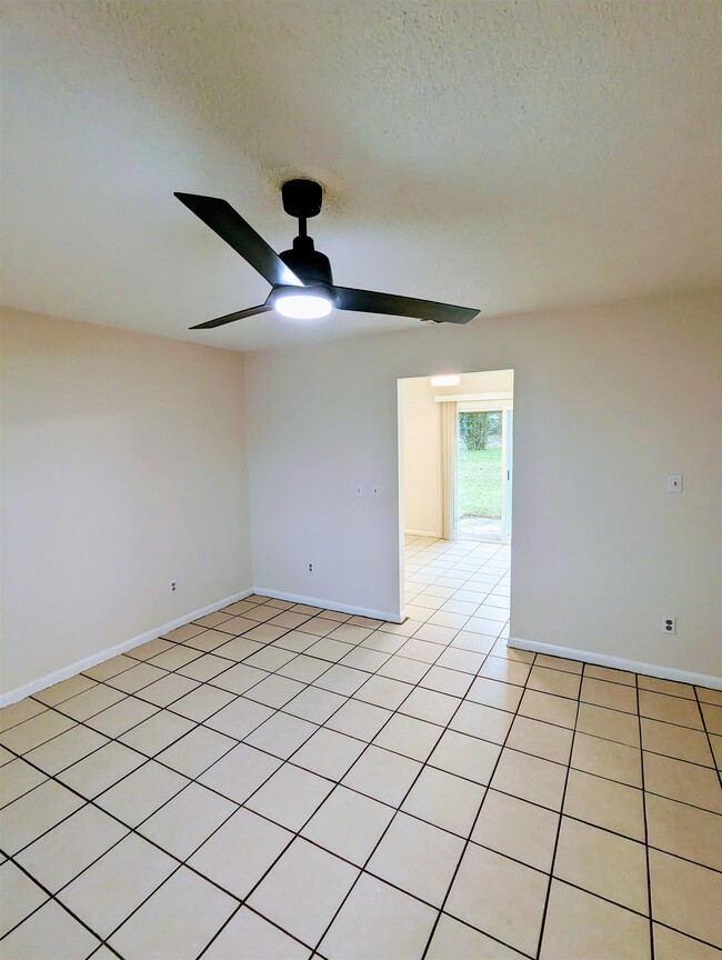 Building Photo - 911 Kendall Dr