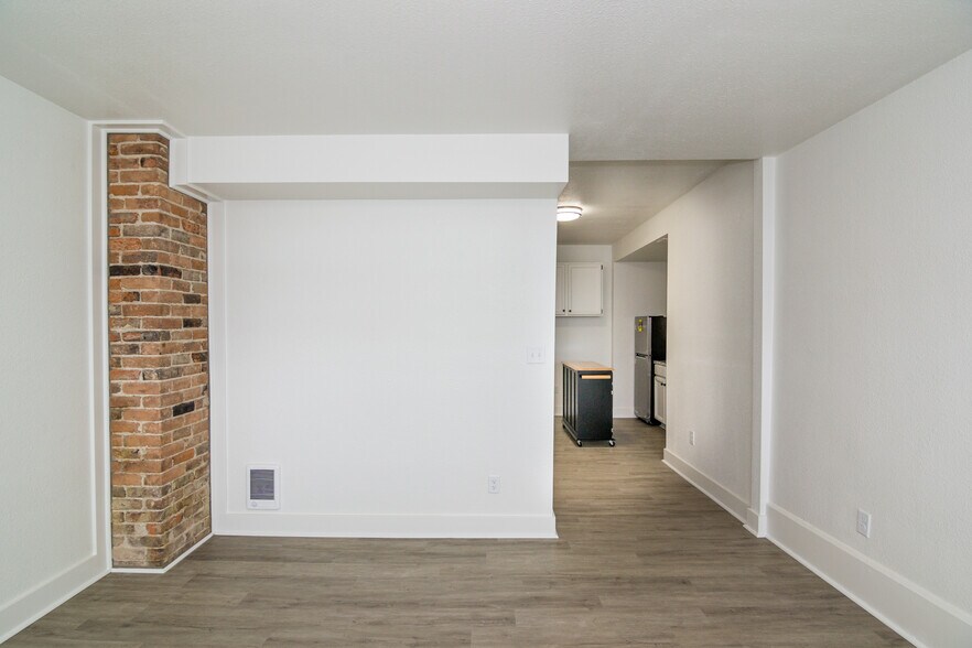 Living room - 558 W Fremont St