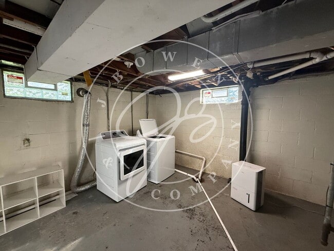 Building Photo - Close to University of Toledo 4 bedroom 2 bathroom home.