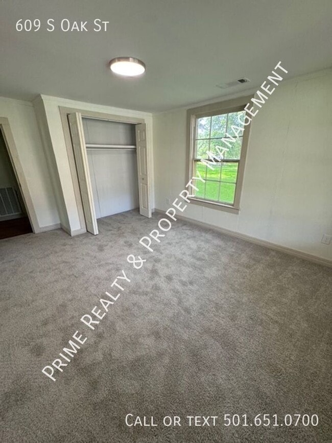 Building Photo - 609 S Oak St