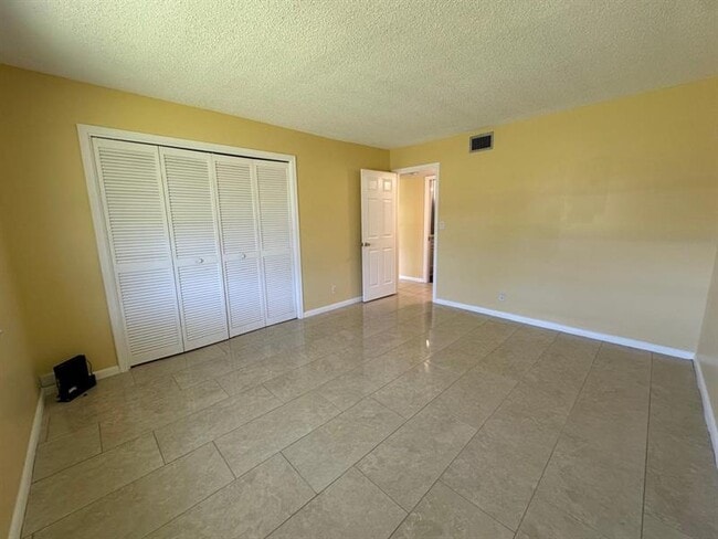 Building Photo - 665 High Point Dr