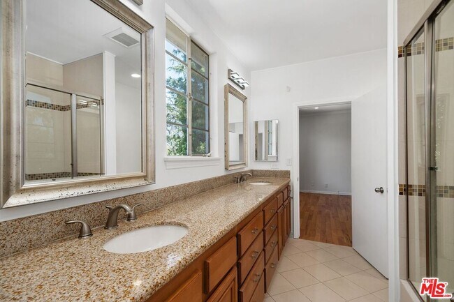 Building Photo - 517 Elm Dr