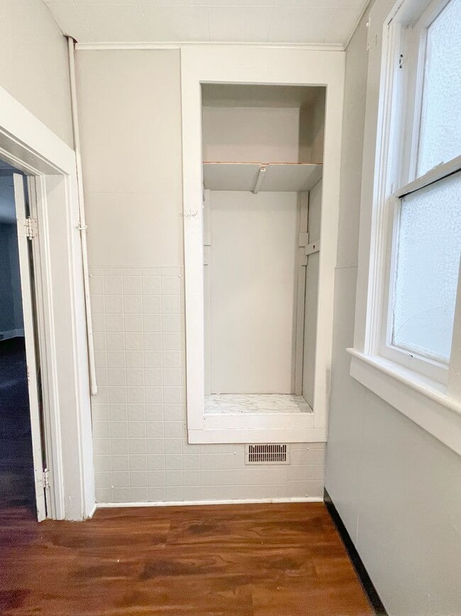 Building Photo - PRELEASING for AUGUST! Close to Campus: Dishwasher and Washer/Dryer Included