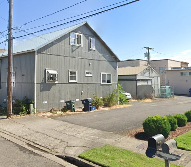 Building Photo - Spacious Multi-Level Apartment in the Hear...