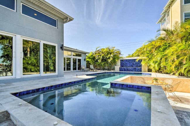 Building Photo - 2122 W Vina Del Mar Blvd