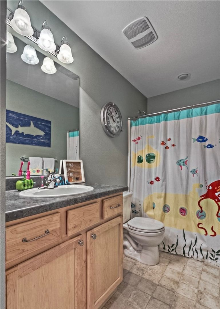 Building Photo - Beautiful Renton Home with A/C Available from now to 5/4/26