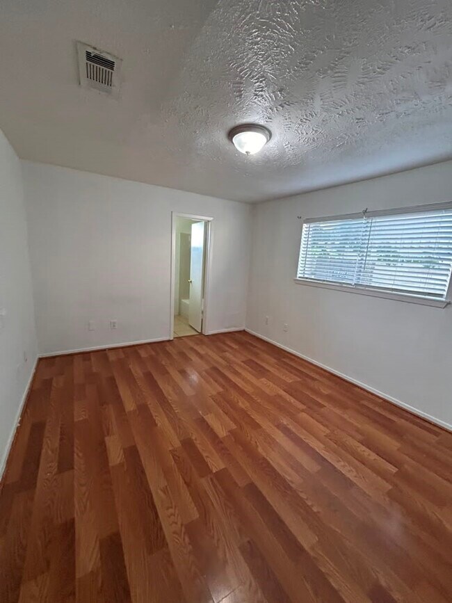 Building Photo - 6514 Summer Ridge Dr