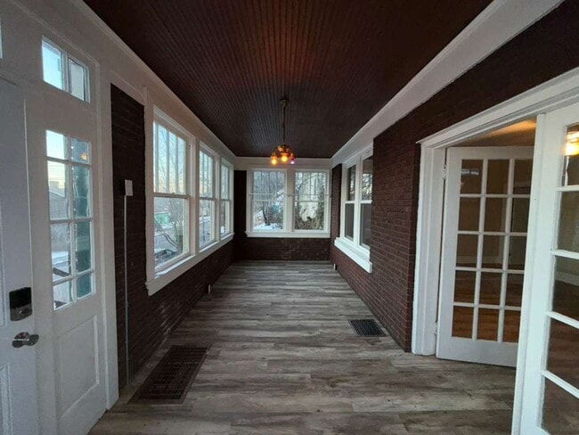 Building Photo - For Rent - 3 Bedroom 2 Bathroom