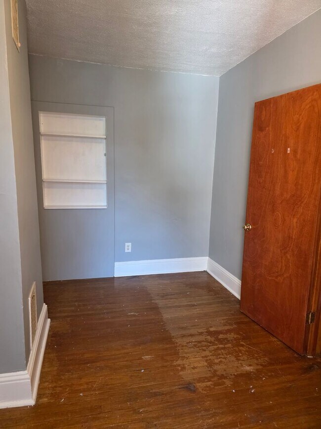 Building Photo - City Living