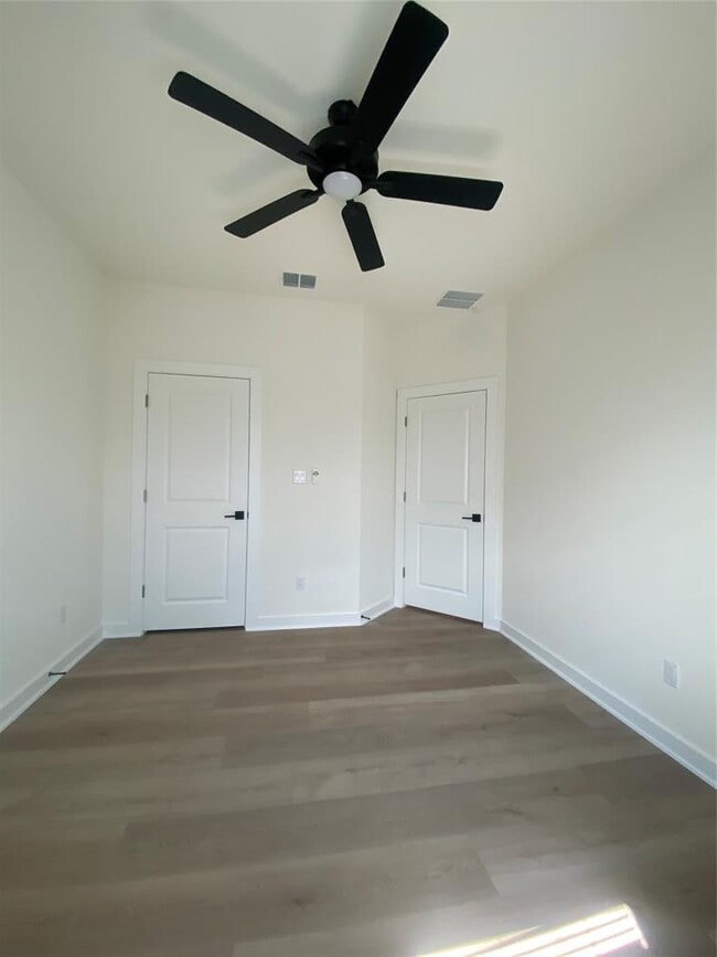 Building Photo - 700 Horseshoe Dr