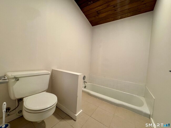 Building Photo - 860 Oakwood Rd