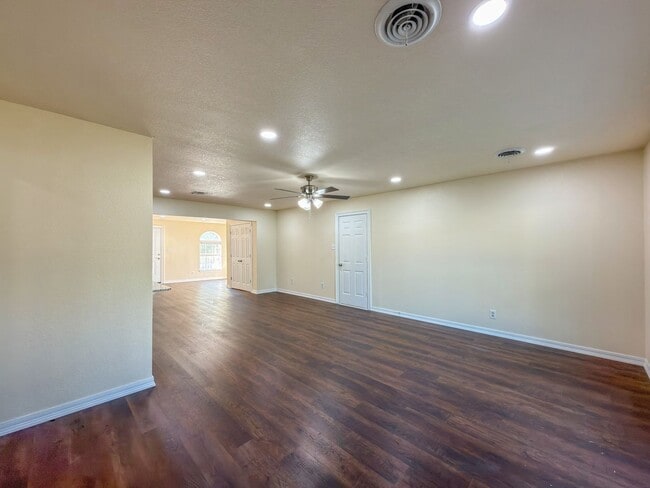 Building Photo - * Move-In Special * Fully Remodeled 3 Bed,...