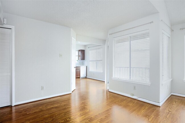 Building Photo - 12400 Overbrook Ln