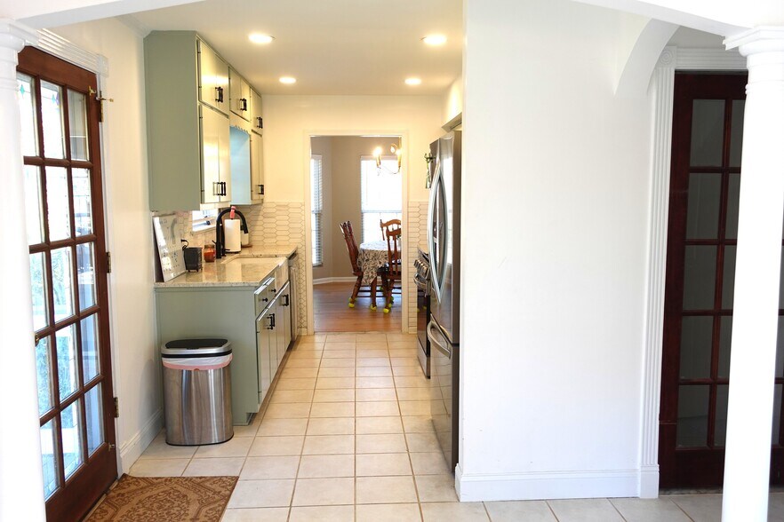 Kitchen - 1333 Holliday Dr