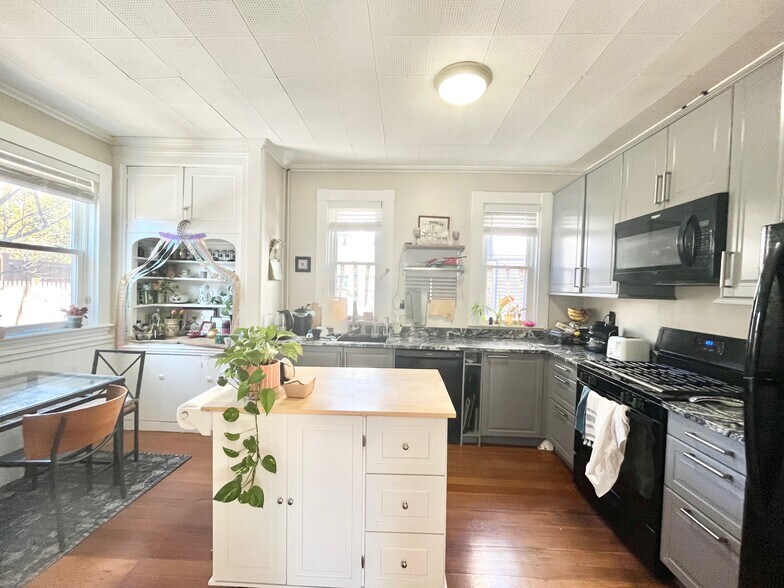 Building Photo - 105 Day St