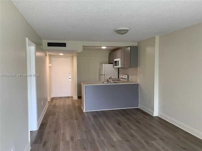 Building Photo - 16465 NE 22nd Ave