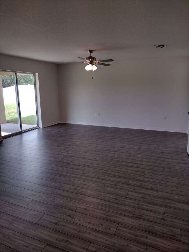 Building Photo - Beautiful 4 bedroom 2.5 Bathroom House For...
