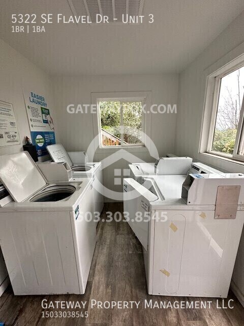 Building Photo - 5322 SE Flavel Dr