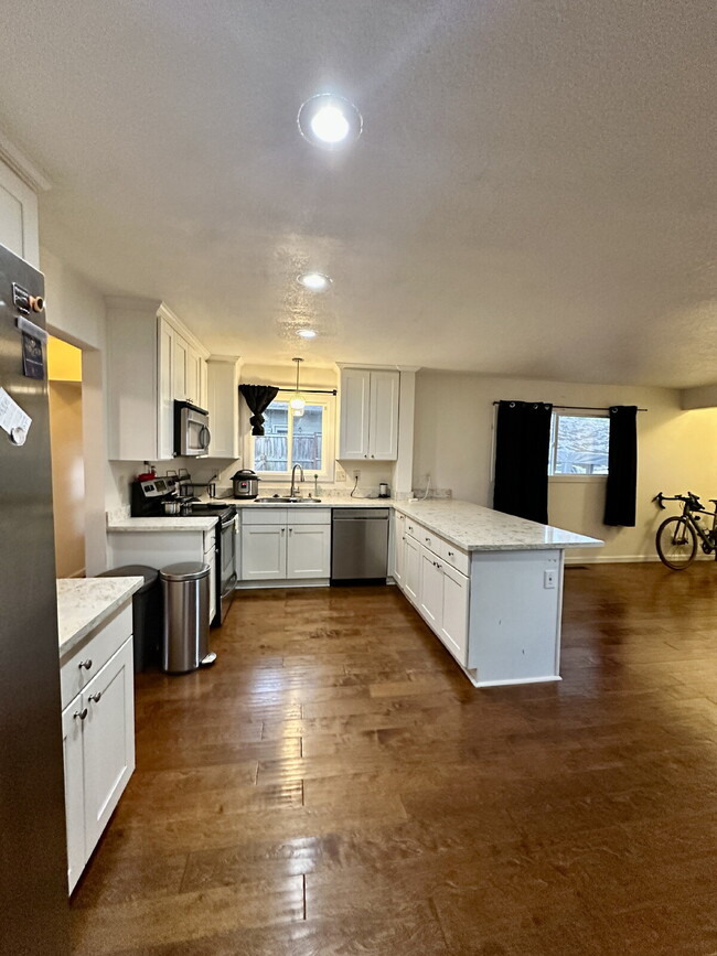 Building Photo - Portland Bungalow w/ New AC, Near Park, Easy Freeway Access