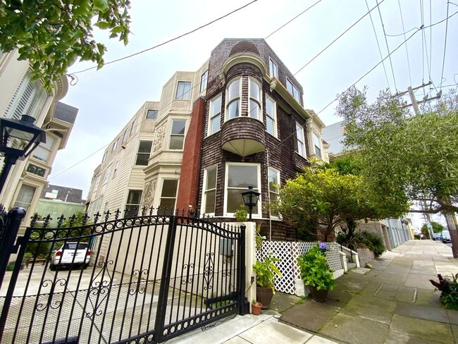 Building Photo - SPACIOUS 4BR! Laundry IN-UNIT! Great Locat...
