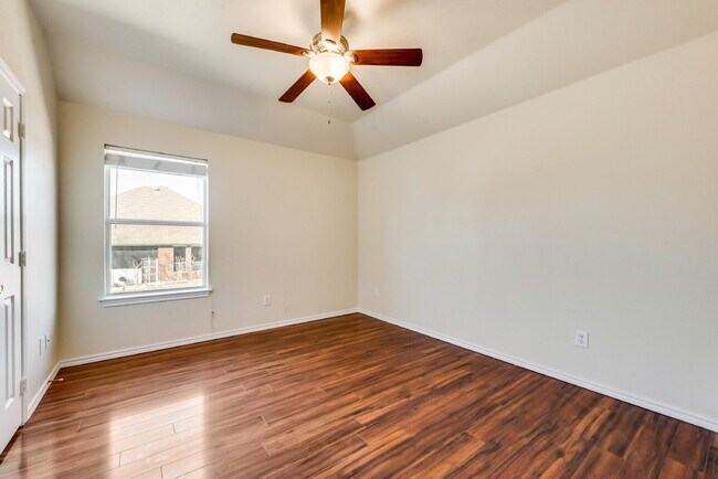Building Photo - Great 4 bed 2 bathroom 2 story home minute...