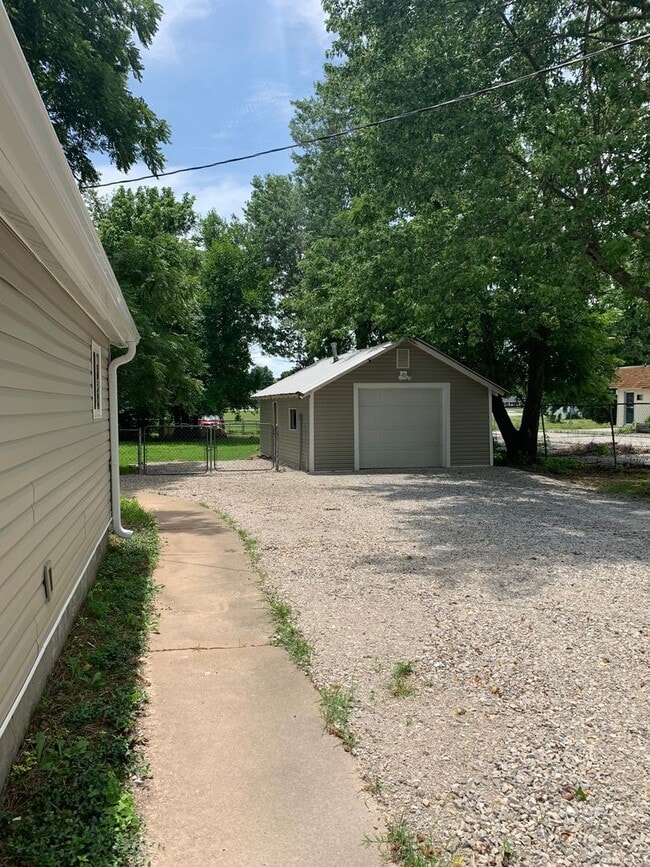 Building Photo - Beautiful 3 Bedroom 2 Bath 2 Living Areas + Detached 1 Car Garage/ Workshop