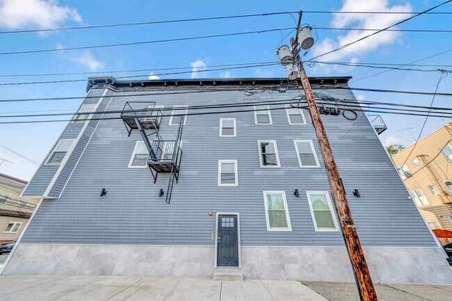 Building Photo - 91 E 21st St