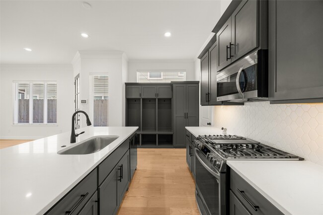 Building Photo - 946 Judiway St