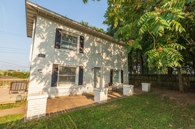 Building Photo - N Rosedale Ave Duplex