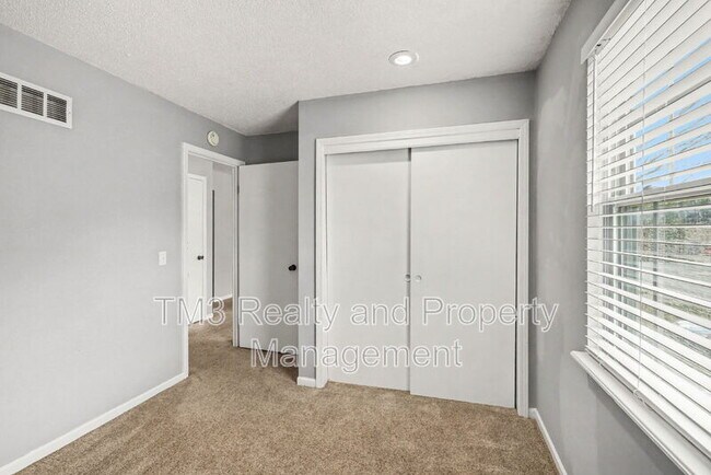 Building Photo - 1324 E 152nd Terrace