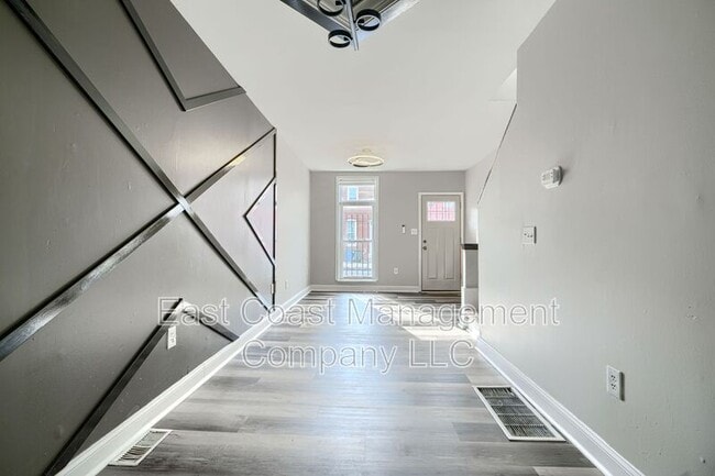 Building Photo - 1527 N Stricker St