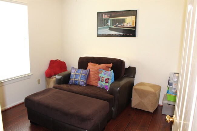 Building Photo - 7063 River Garden Dr