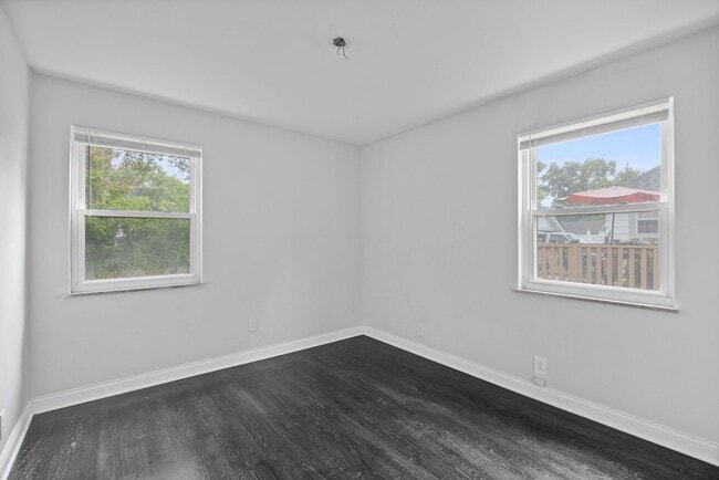 Building Photo - COLLEGE HILL-BEAUTIFULLY MAINTAINED 3 BEDR...