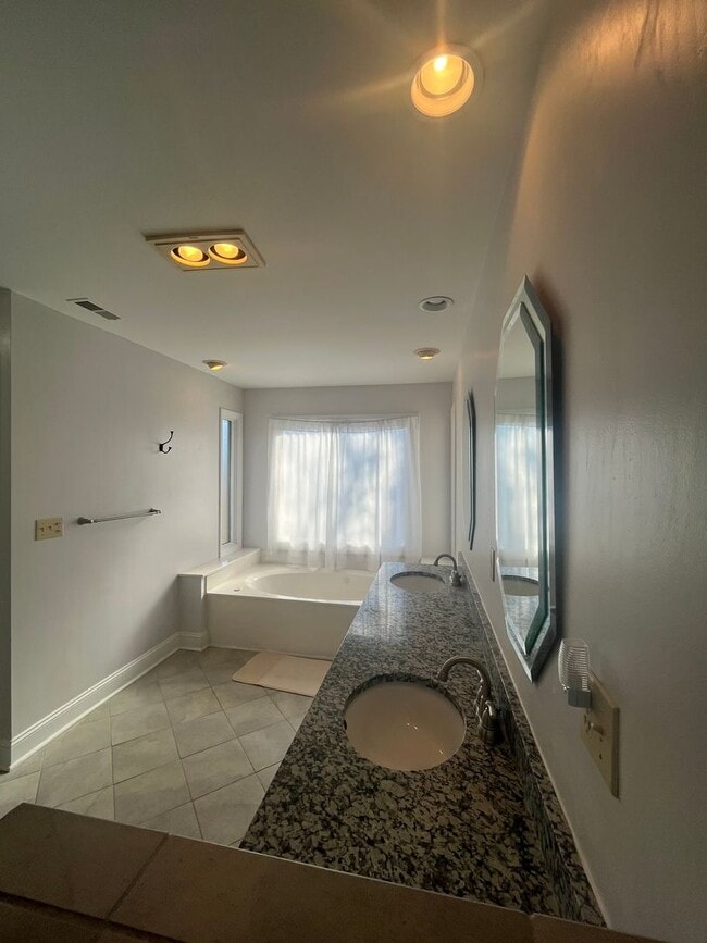 Building Photo - Beautiful 3 Bedroom 3 Bathroom Single Family Home