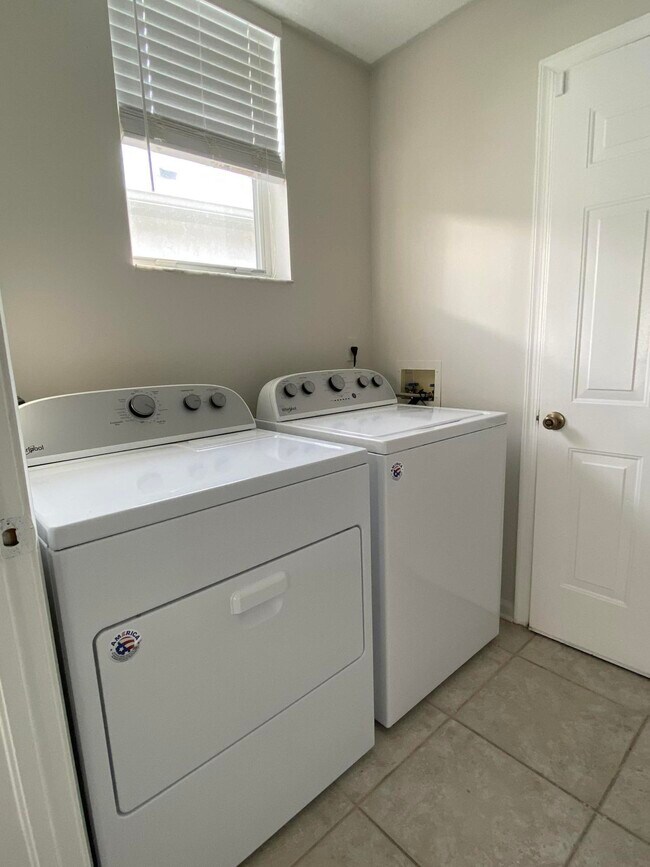 Building Photo - 880 NW Waterlily Pl
