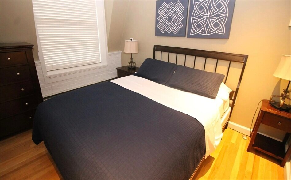 Building Photo - 119 Beacon St